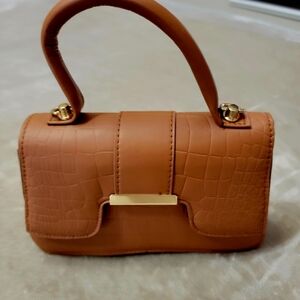 Elegant Tan Croc-Embossed Handbag